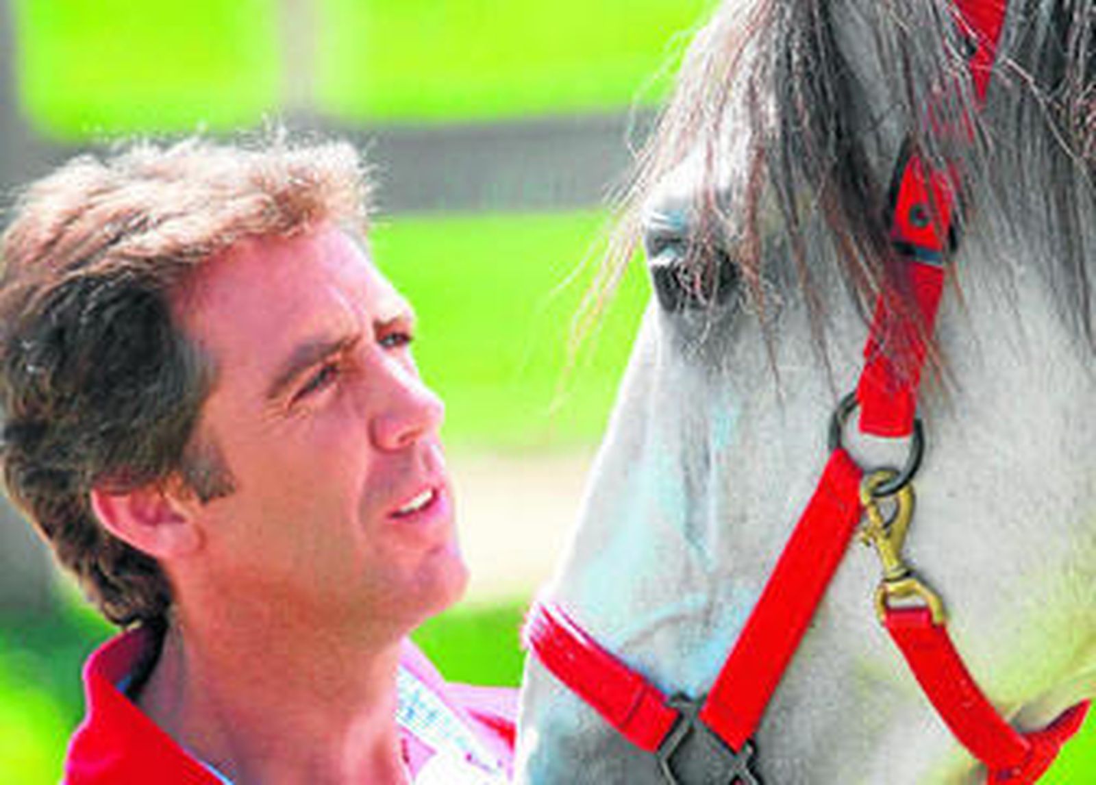 Hermoso de Mendoza, en su finca, junto a 'Napoleón'.