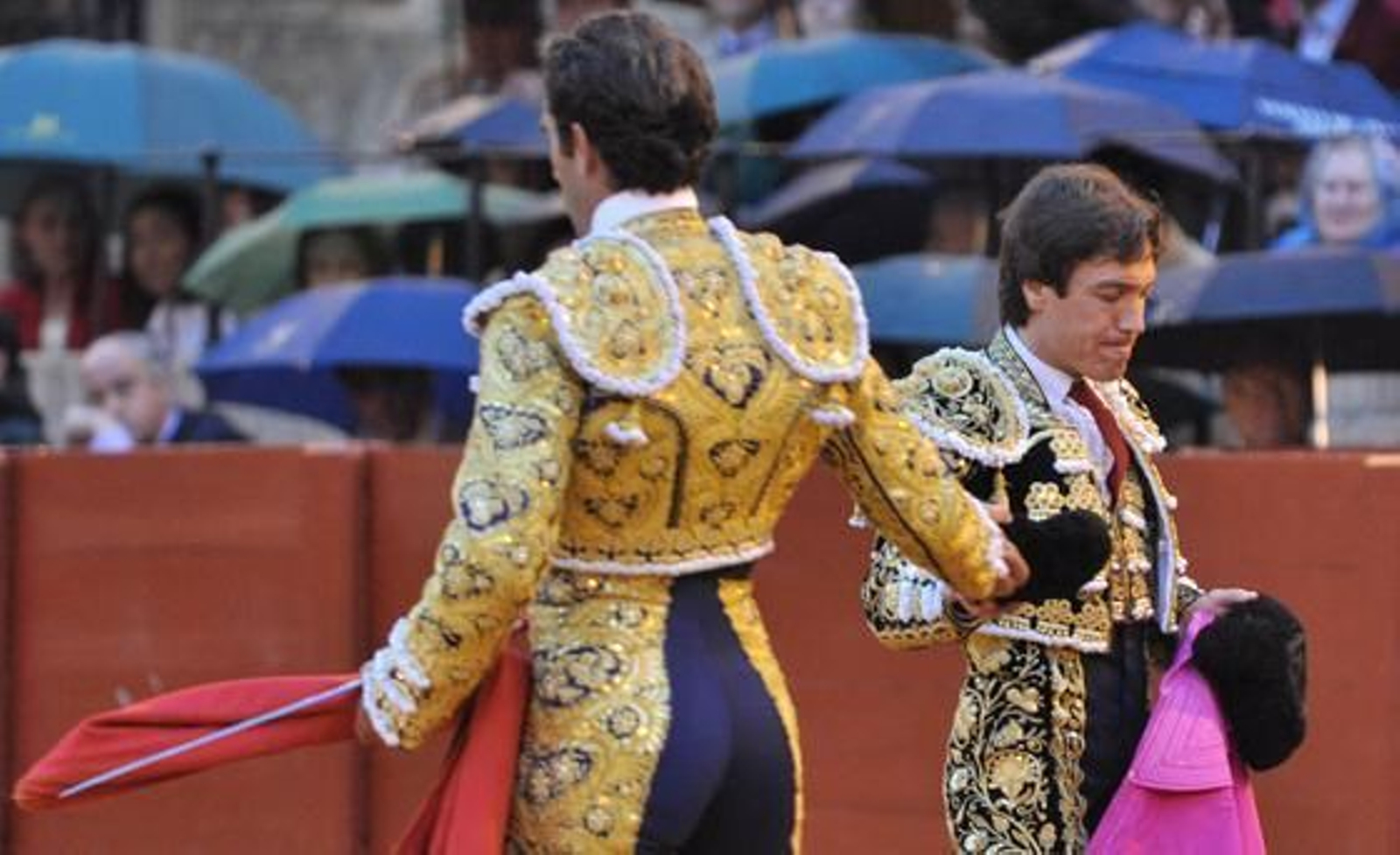 Antonio Barrera con gesto serio en una corrida teñida de luto.

Foto: Manuel Gómez