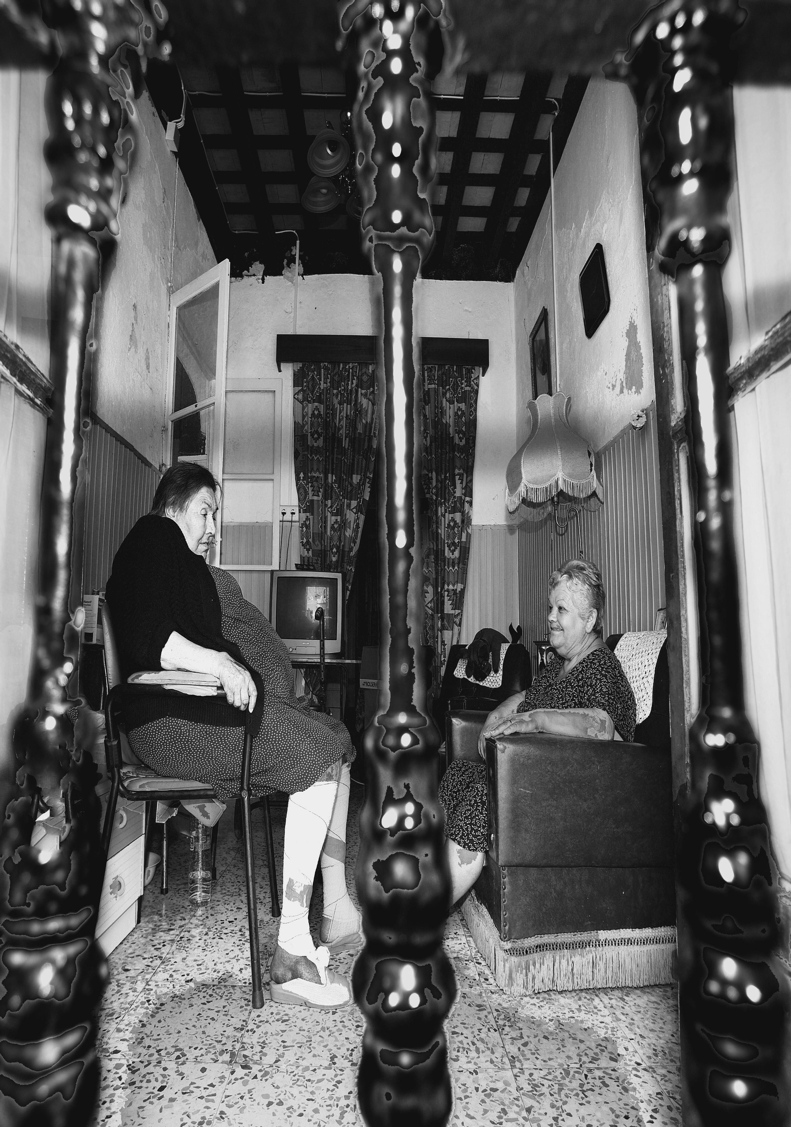 Anciana acompañando a vecina incapacitada .