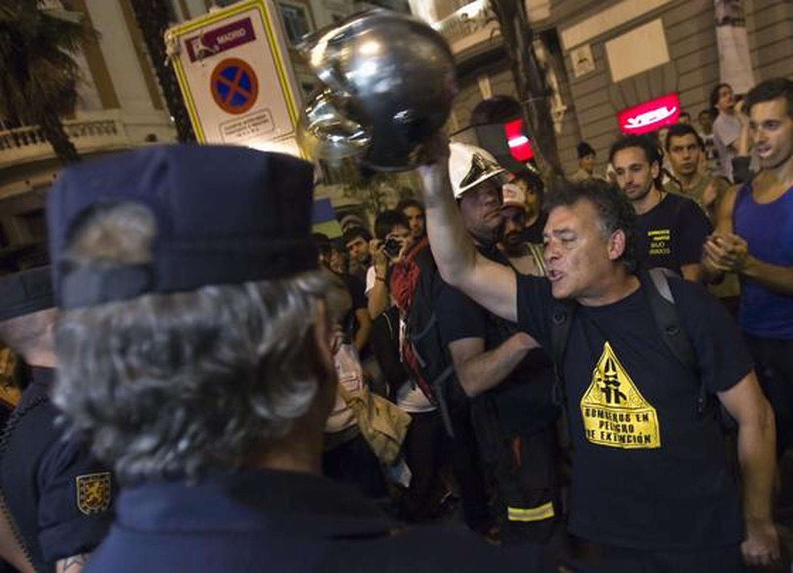 Trabajadores públicos se manifiestan en Madrid mostrando su rechazo a los nuevos recortes anunciados por el Gobierno.

Foto: REUTERS