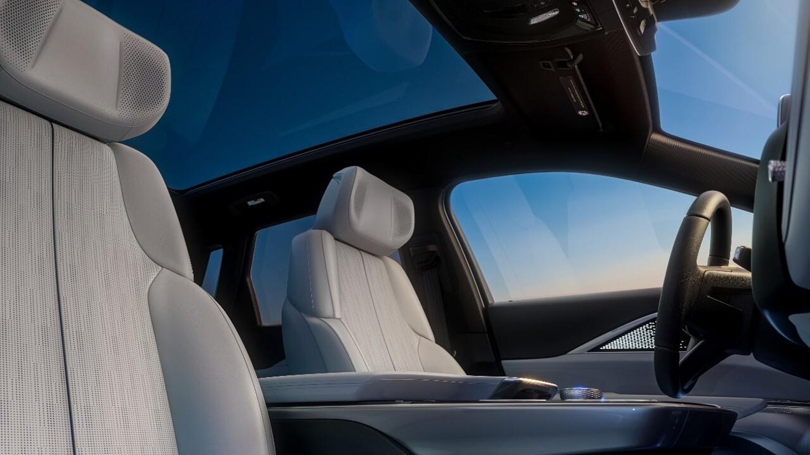 En los reposacabezas de los asientos delanteros se integran altavoces del equipo de sonido AKG.
