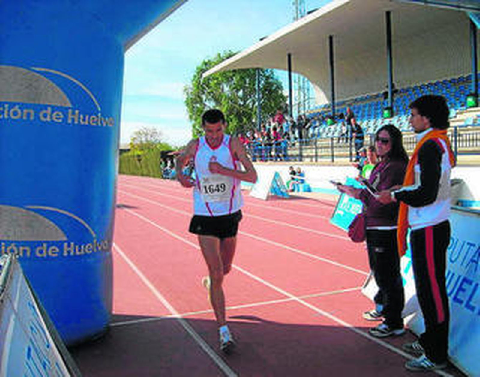 Igor Timbalari, en el momento de llegar a la meta en la carrera almonteña.