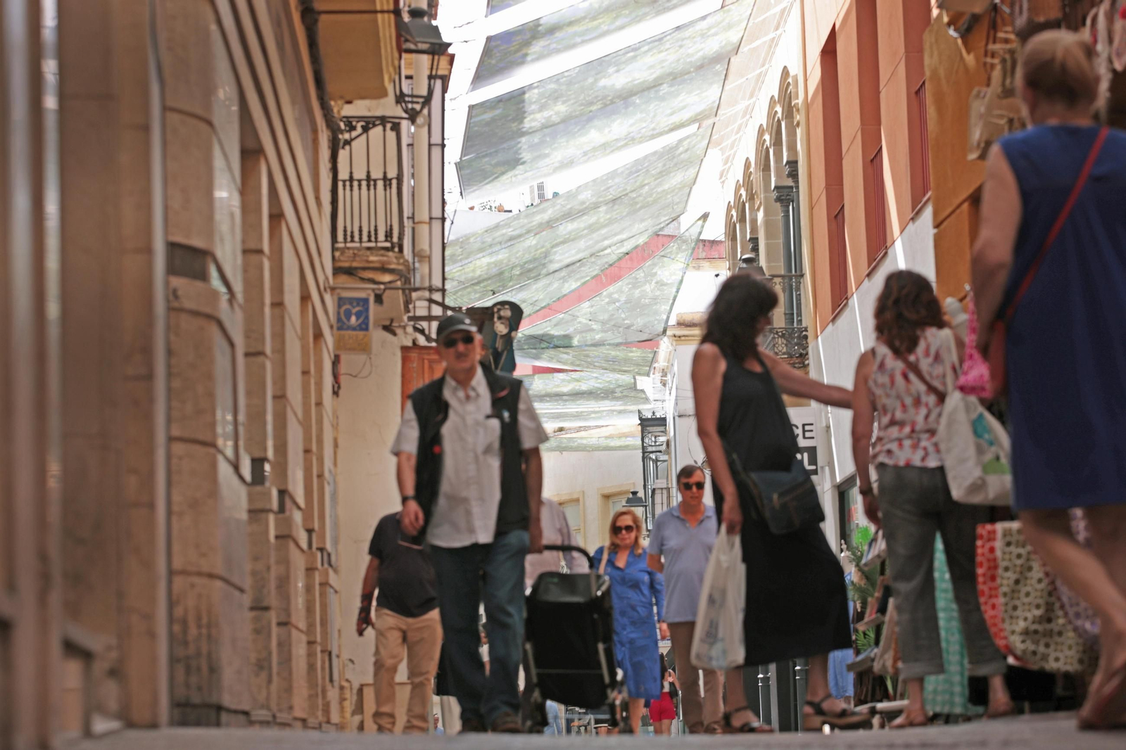 Calle entoldada en el centro de Jerez para mitigar los efectos del calor