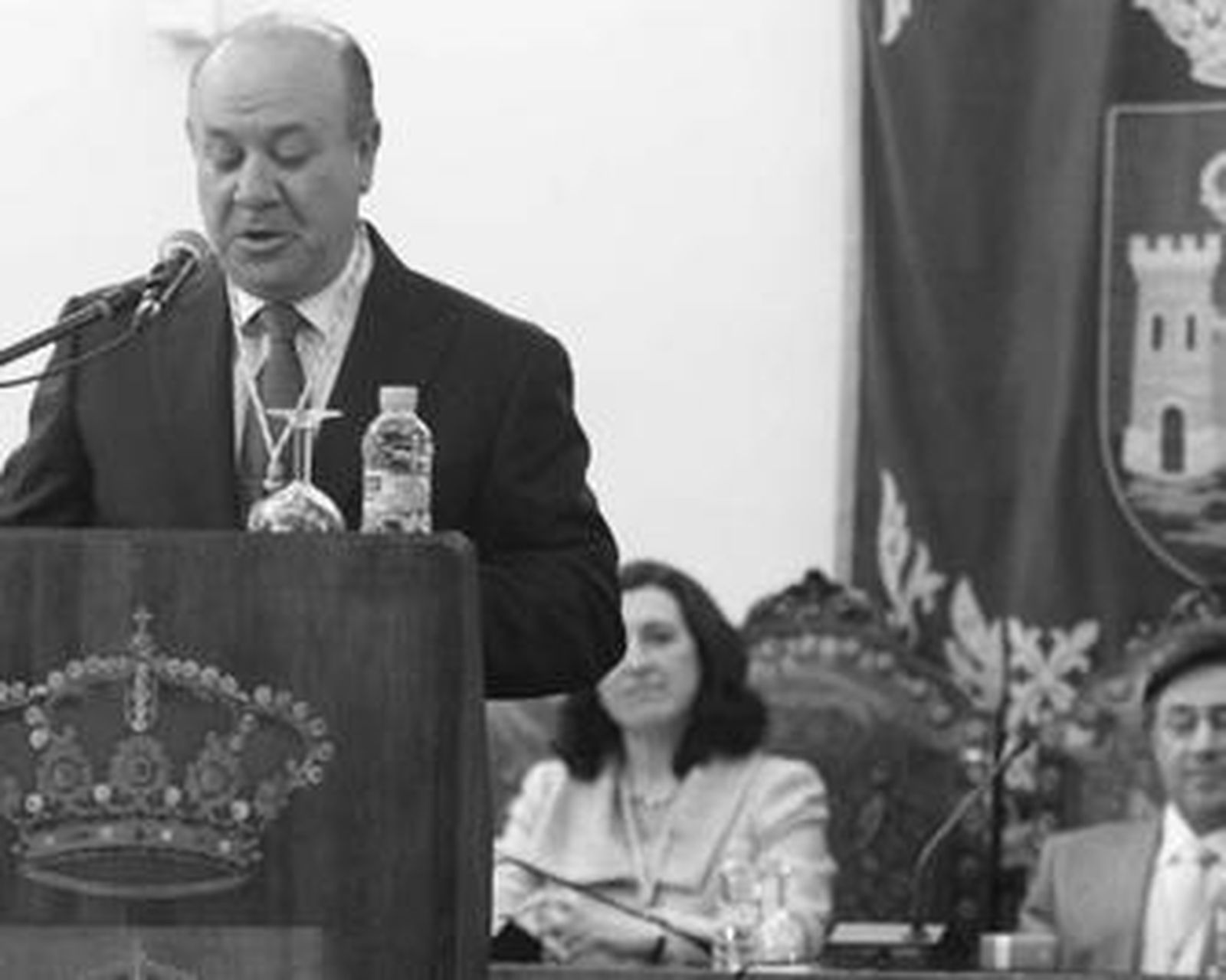 Francisco Caparrós, dueño de La Marina, recibe la Medalla de La Línea.