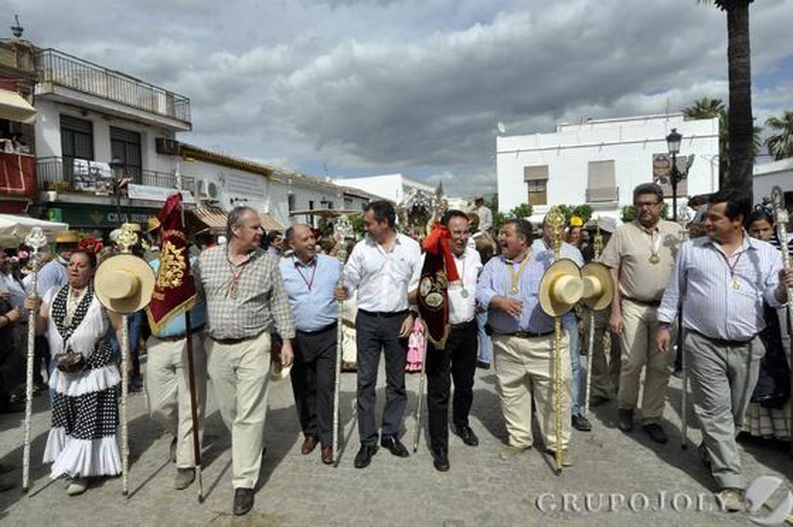 Mairena del Alcor sube la escalinata de la parroquia manriqueña.

Foto: Manuel Gómez