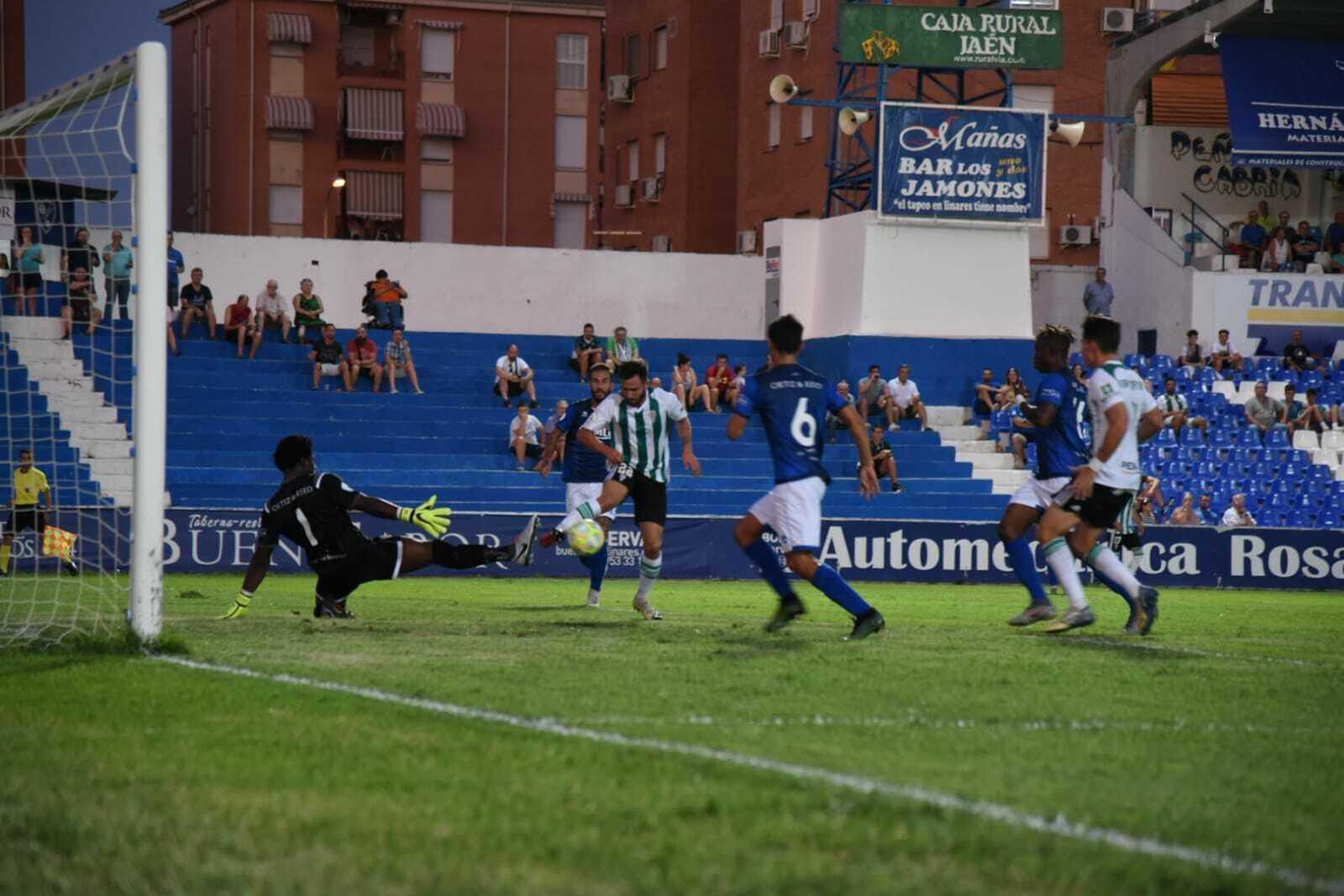 Sebas Moyano pincha el balón ante Razak y Fran Lara antes de hacer el 0-1.