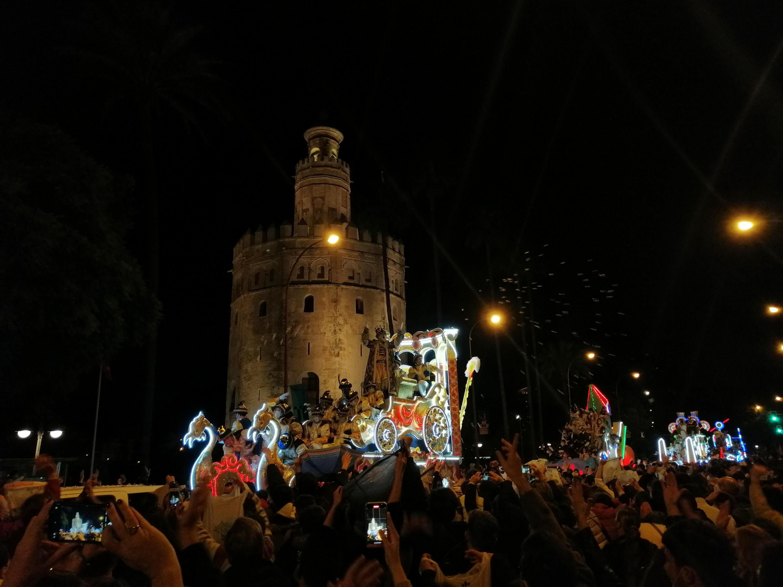 La Cabalgata discurre junto a la Torre del Oro.