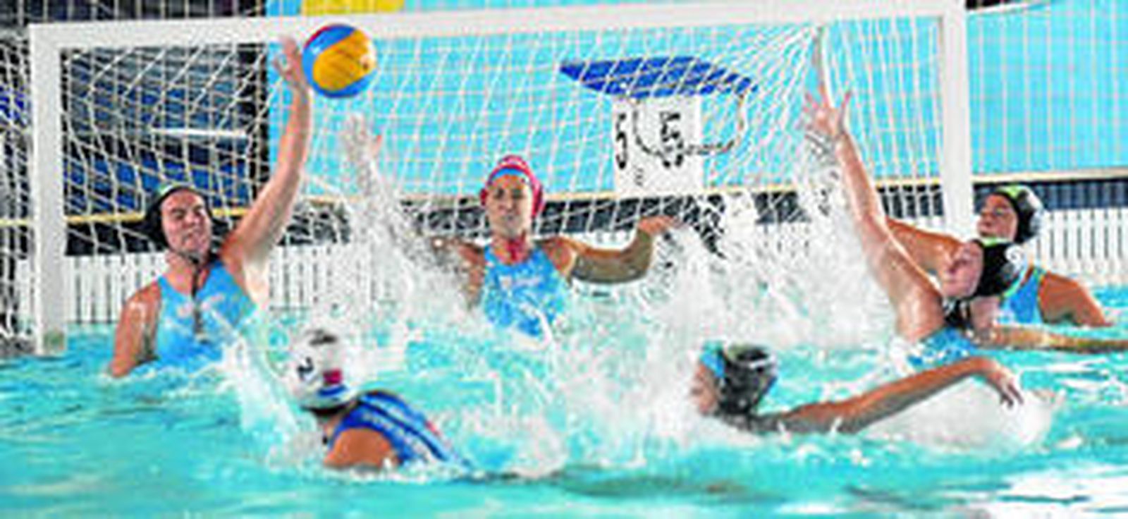 El equipo nazareno se defiende de la presión rival, que acechó el área en el tramo final del encuentro.