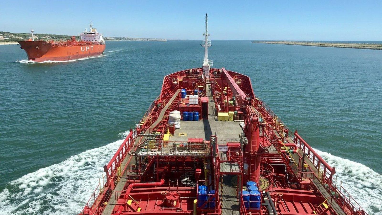 Cruce de los buques 'Cape Guinea' y 'Karina Theresa' en el Puerto de Huelva.