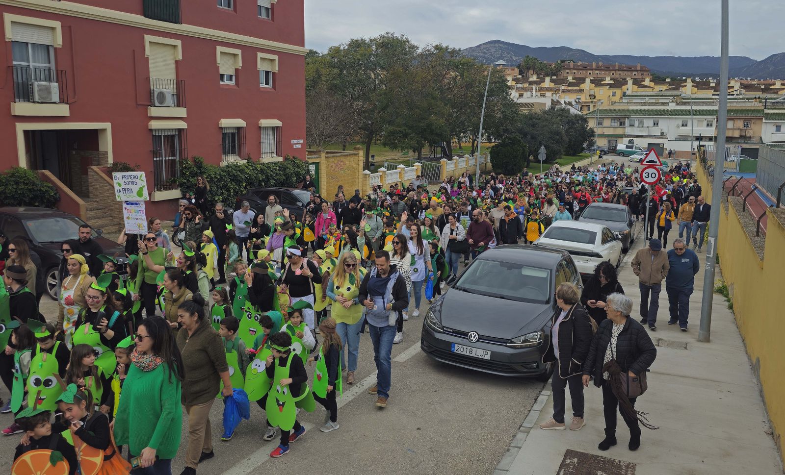 El pasacalles de carnaval del CEIP San García de Algeciras, en imágenes
