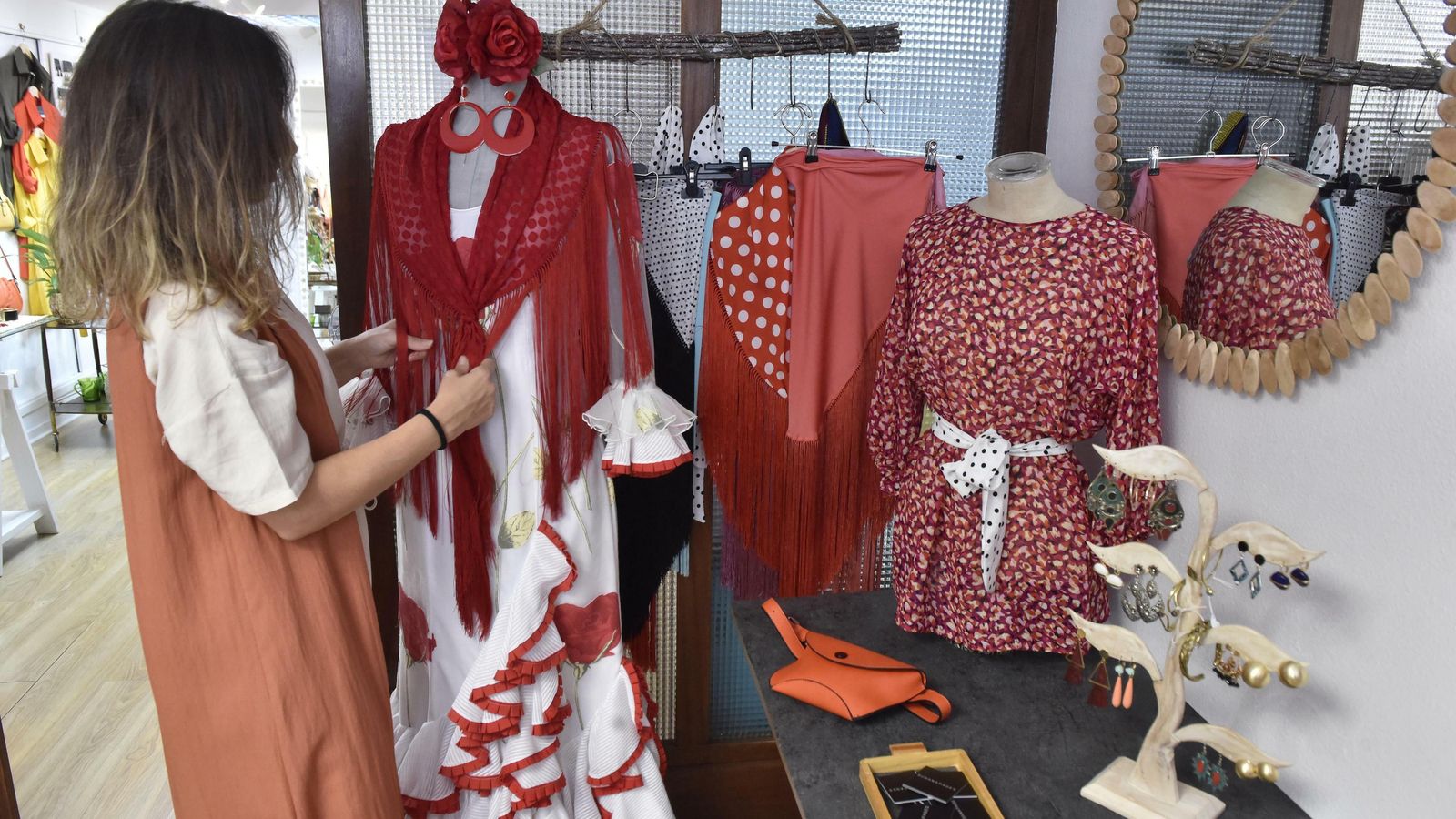 Rincón donde está ubicado la moda flamenca y la bisutería