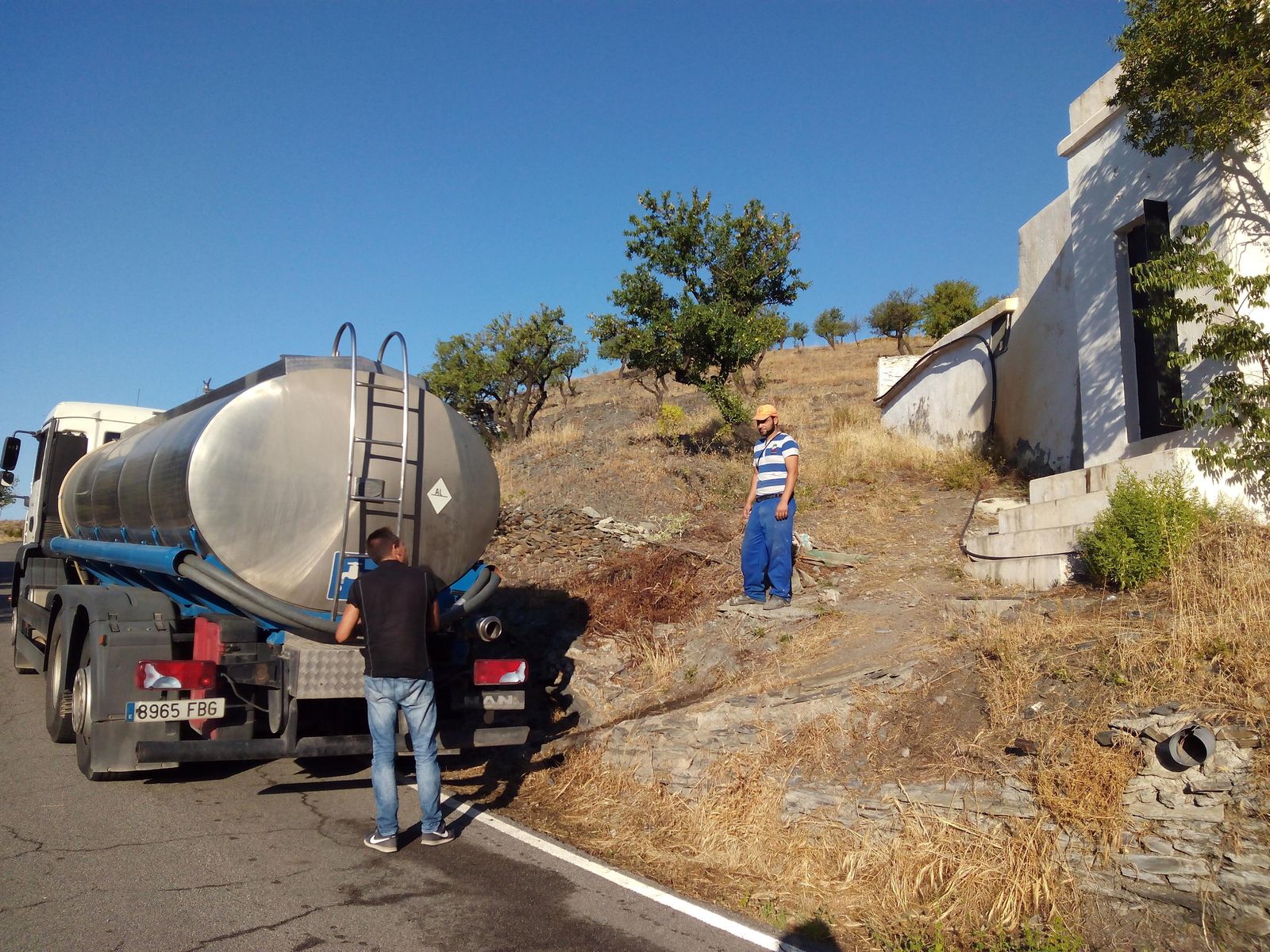 Imagen de archivo de cubas de agua en Olula de Castro en 2015.