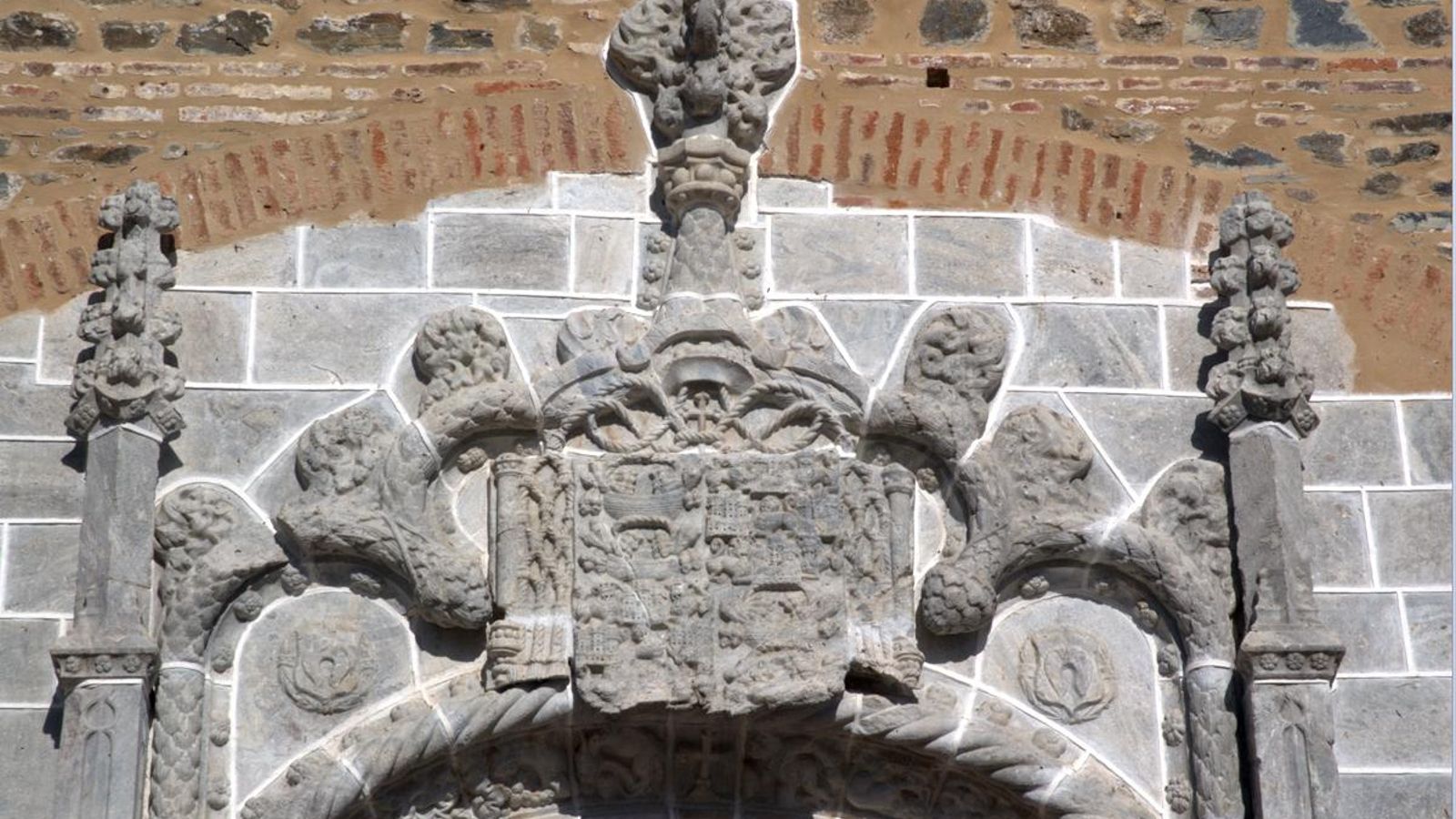 Blasón del cardenal Alonso Manrique de Lara.