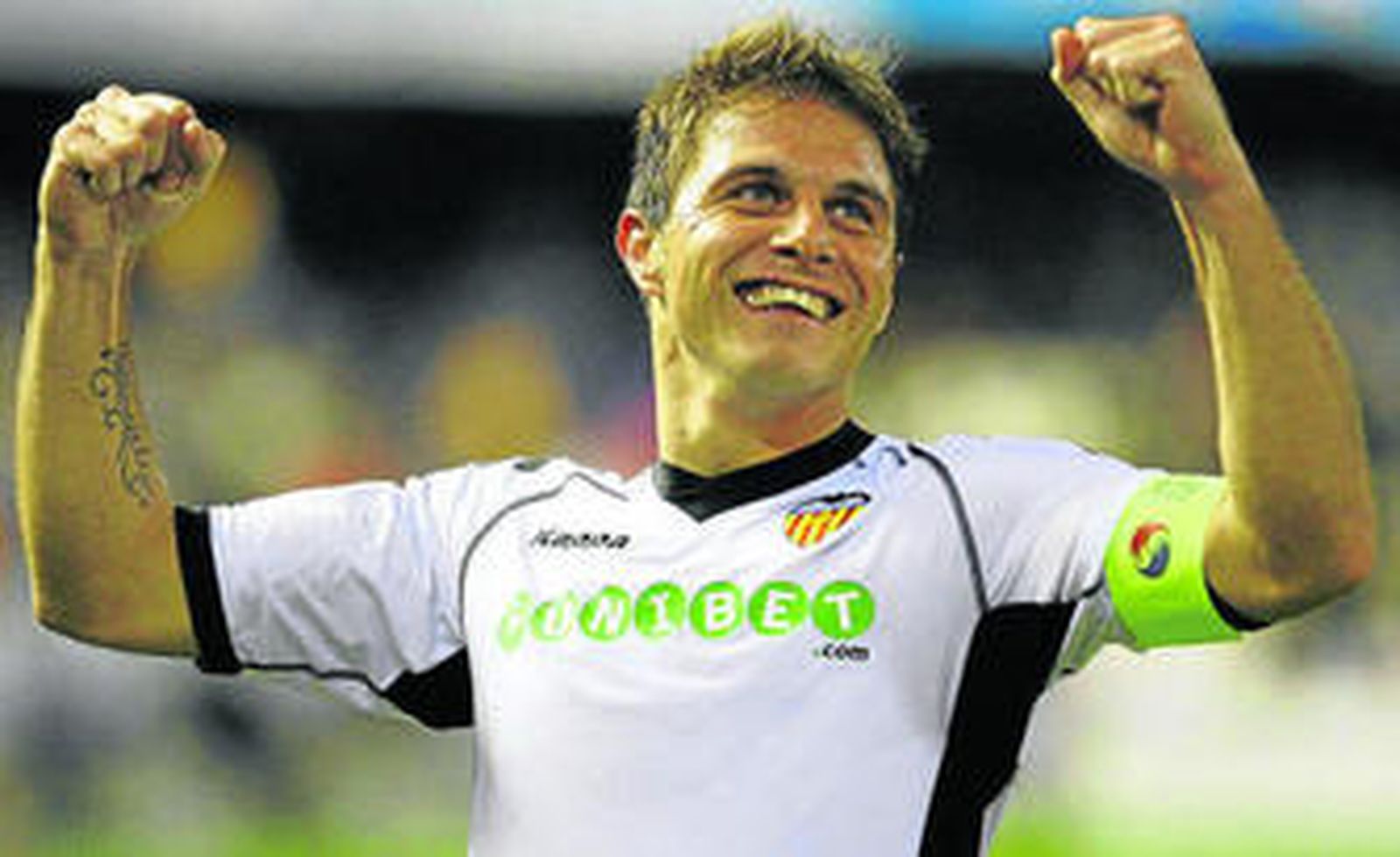 Joaquín, capitán del Valencia, celebra el cuarto gol de su equipo, obra suya por la escuadra.