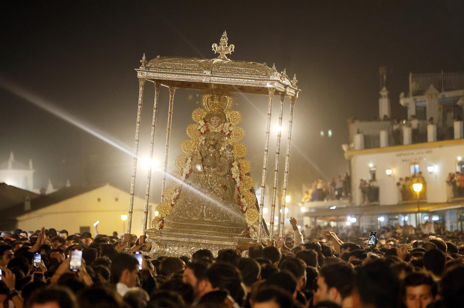 El Rocío 2025: Imágenes de la procesión de la Virgen del Rocío tras el salto a la reja
