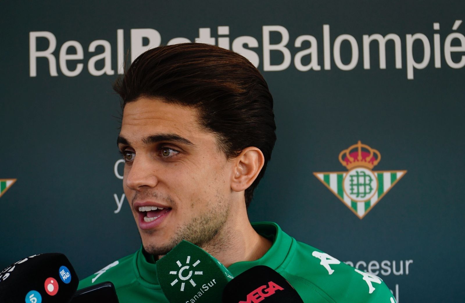 Marc Bartra habla con la prensa.
