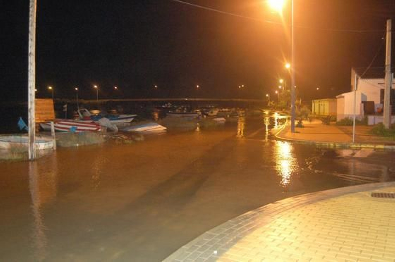 Una calle de Isla Canela inundada.