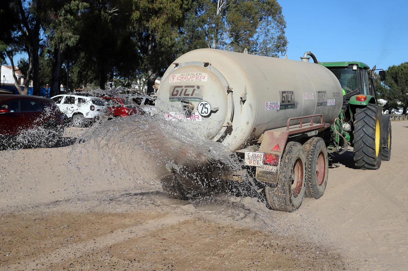Ambiente en la aldea del Rocío previo a la llegada de las Hermandades, en imágenes