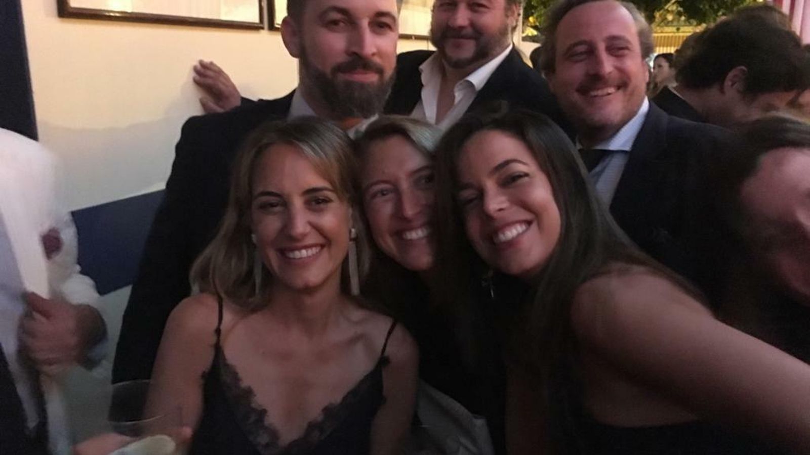 Santiago Abascal posa con simpatizantes en la caseta del Aero Club.