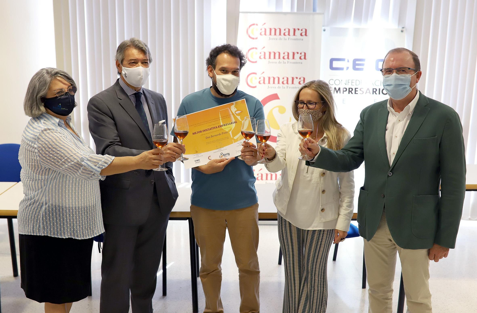 Bernardo PInto brinda ayer con responsables de la Cámara de Comercio, CEC, Consejo Regulador y Fedejerez.