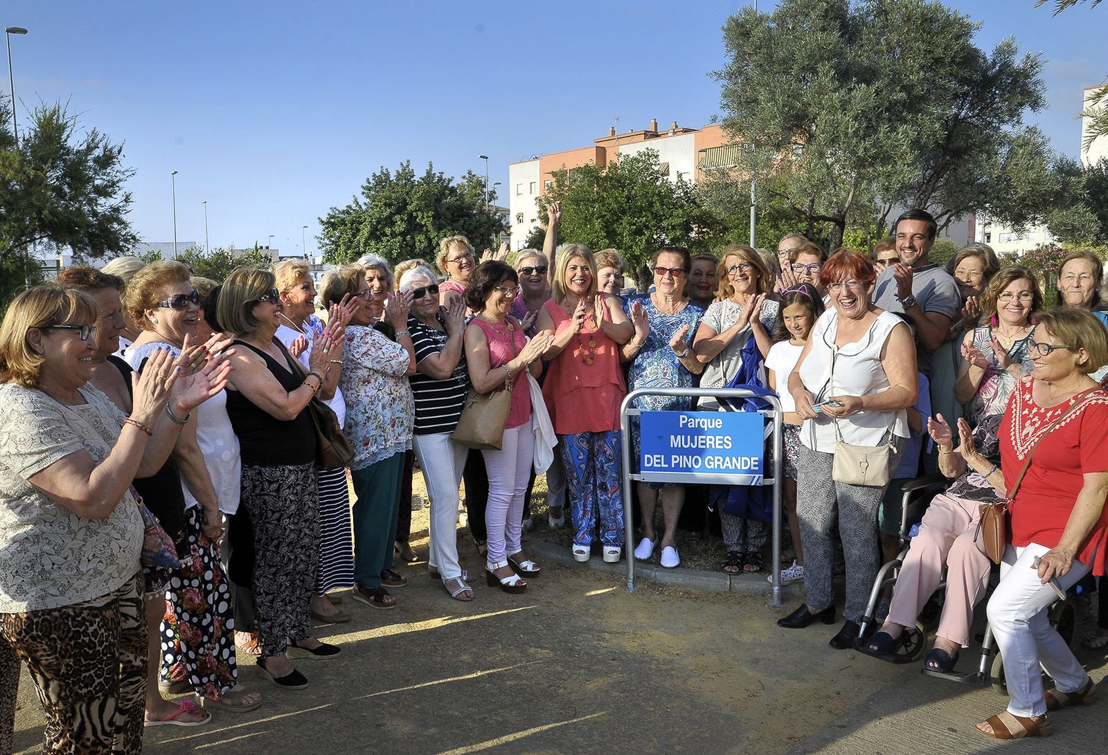 Un momento de la inauguración del parque dedicado a la asociación de mujeres.