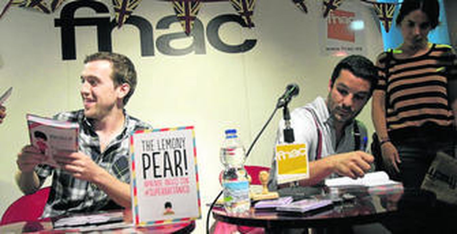 1. Daniel Vivas y Nicholas Isard, en la firma de libros de ayer en Fnac Sevilla. 2. Interior de un ejemplar de 'The lemony pear',  con una de las frases traducidas.