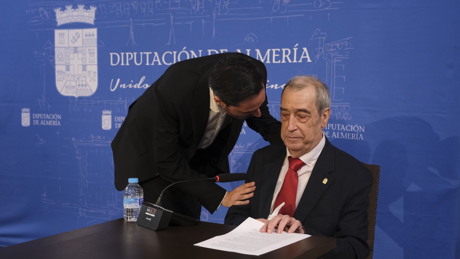 Imágenes de la entrega del Escudo de Oro de la Diputación de Almería a Ambrosio Sánchez