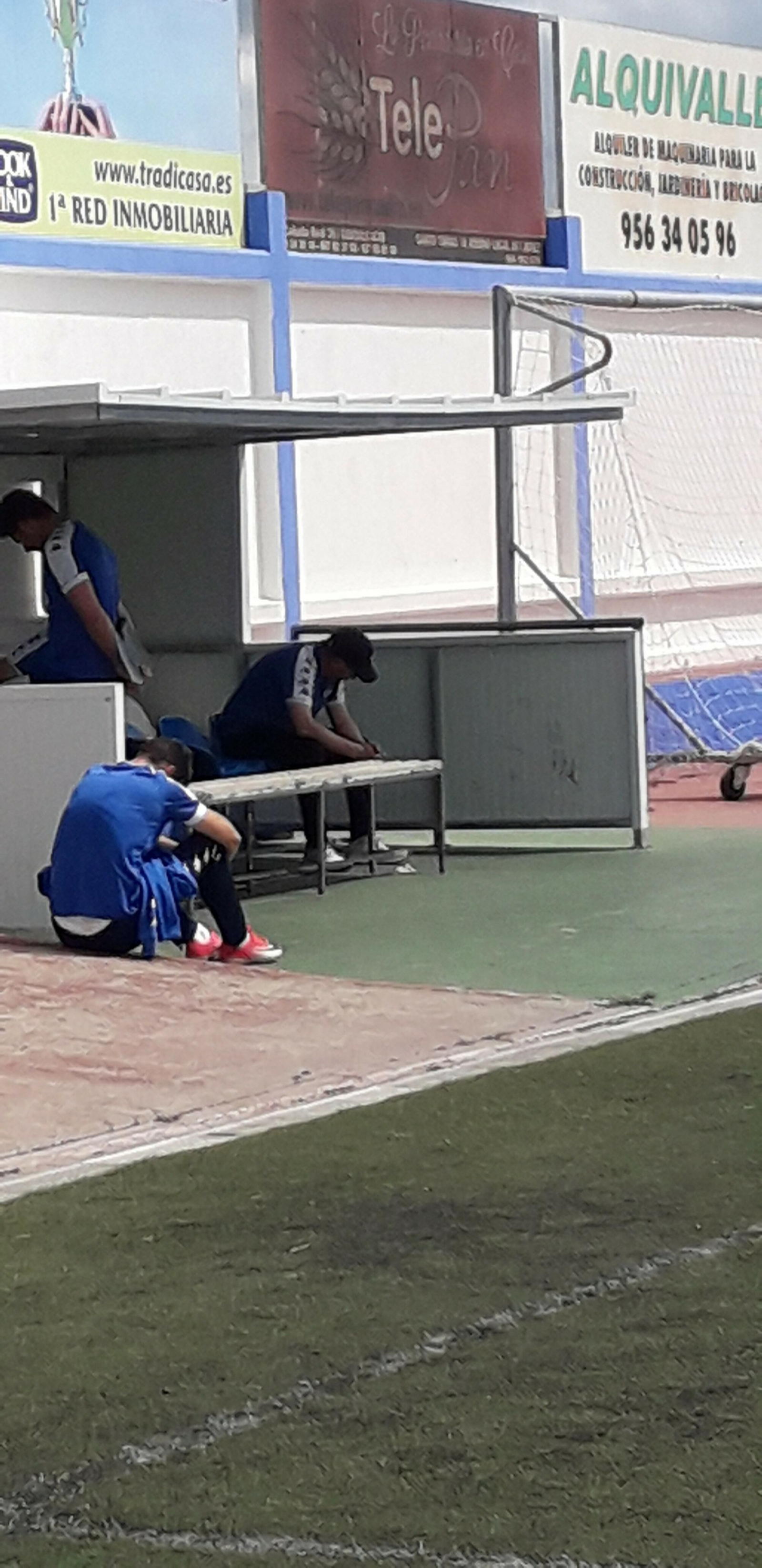 José Juan Romero, técnico del Betis Deportivo, desolado tras caer en Guadalcacín.