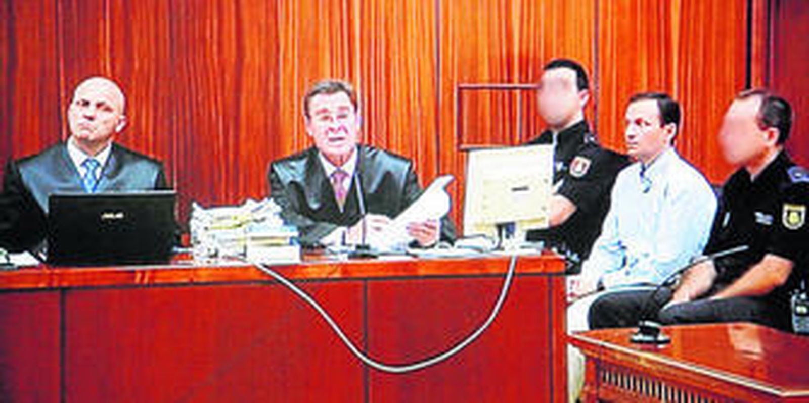 El letrado de José Bretón, José María Sánchez de Puerta (centro), ayer durante la exposición de su informe final.