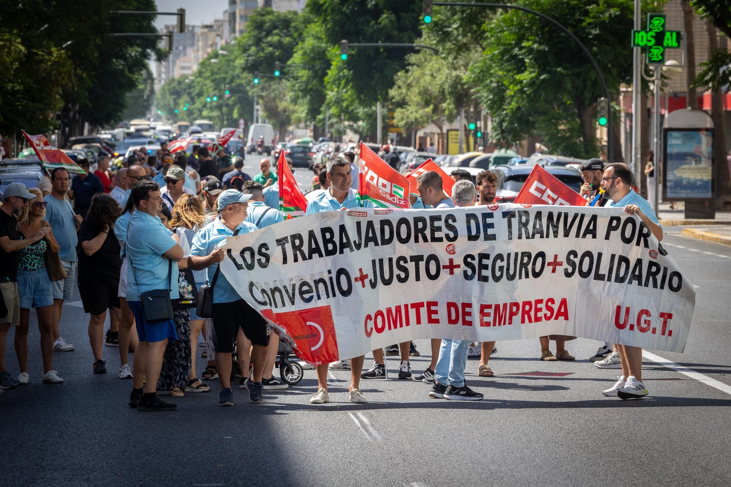 Sigue la huelga indefinida de autobuses en Cádiz: las asambleas rechazan el preacuerdo