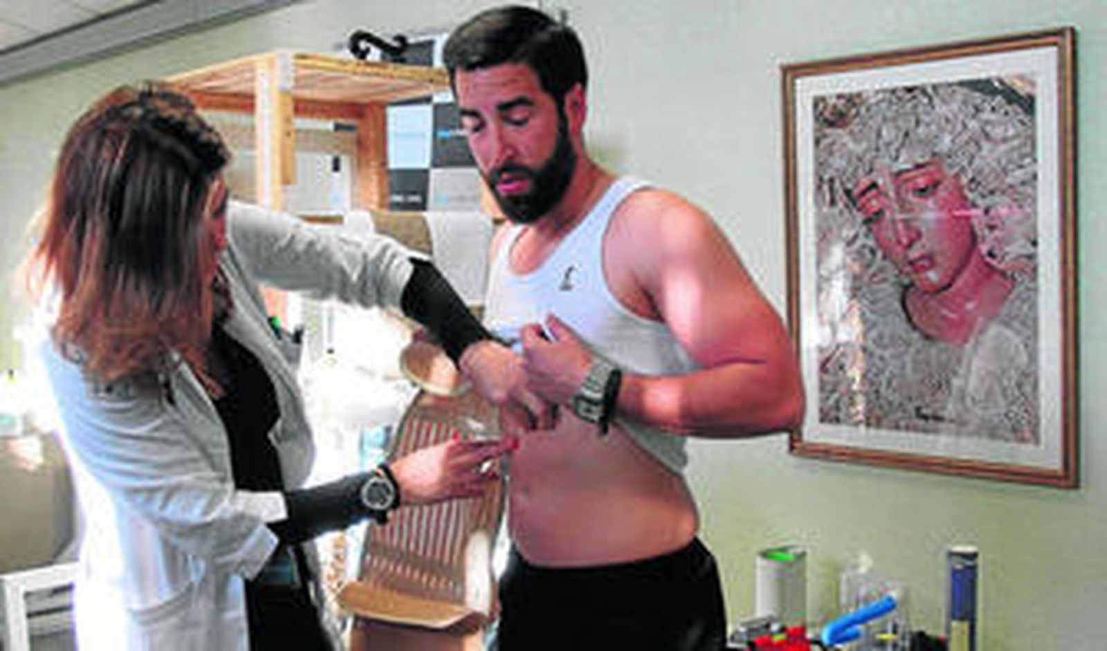 La directora del centro, Montserrat Altemir, colocando a un costalero los medidores de constantes.