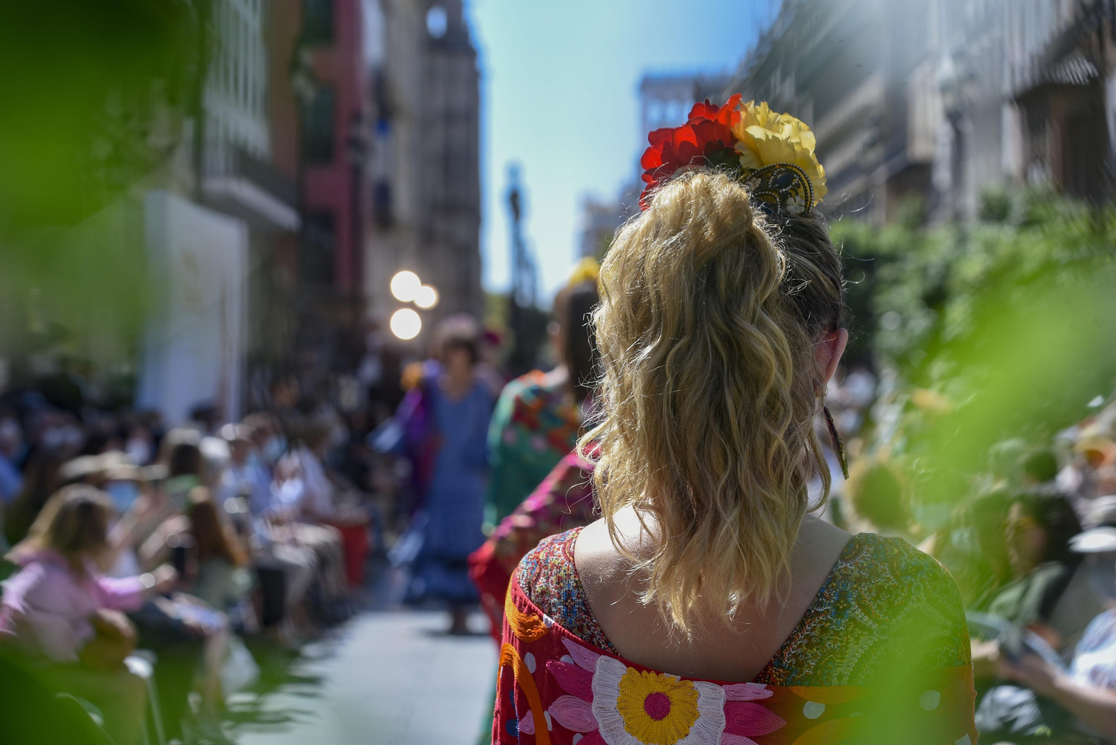 El desfile de moda flamenca de la Avenida de la Constitución, en imágenes