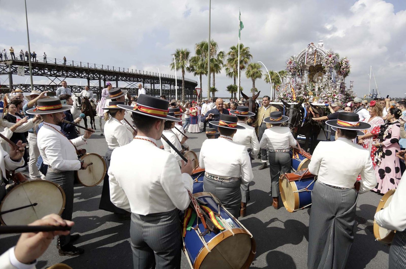 El Rocío 2023: Imágenes de la Hermandad de Emigrantes en su salida de Huelva