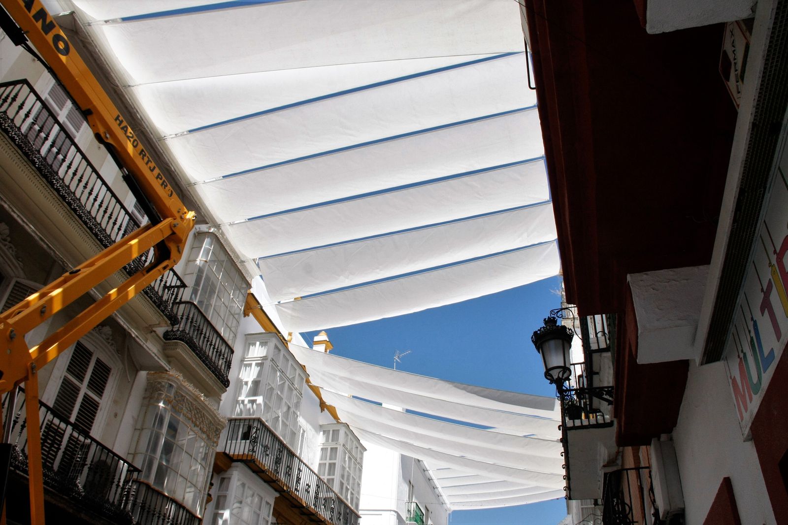 Los trabajos de instalación de los toldos, en una imagen de 2020.