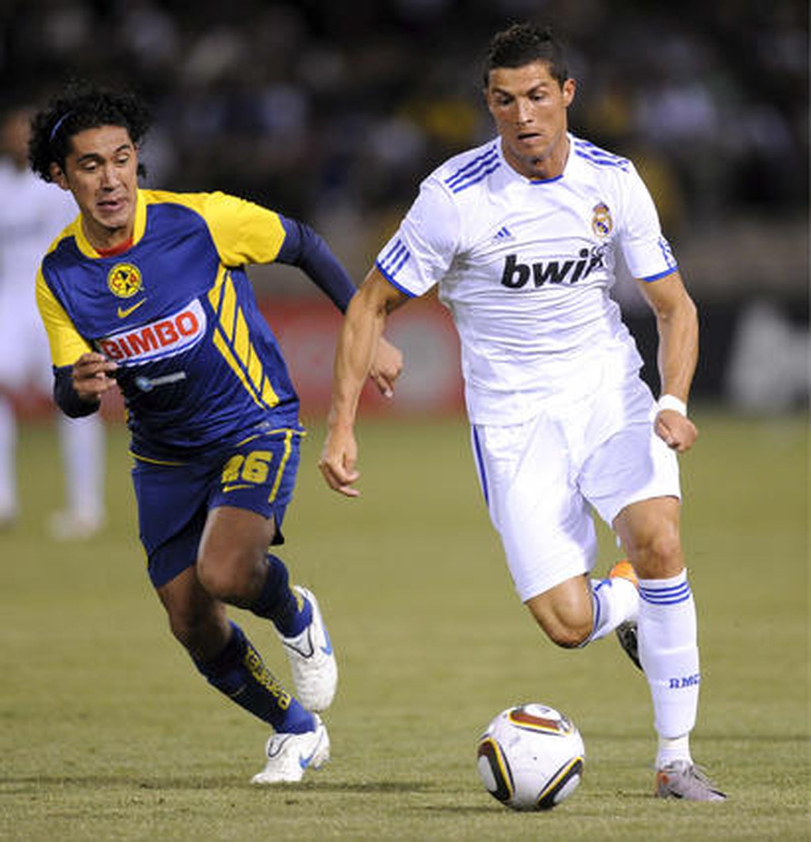 La era de Mourinho con el Real Madrid comenzó de forma triunfal después que el equipo español venciese por 2-3 a las Águilas del América de México, en partido amistoso disputado en el Candlestick Park de San Francisco.

Foto: REUTER