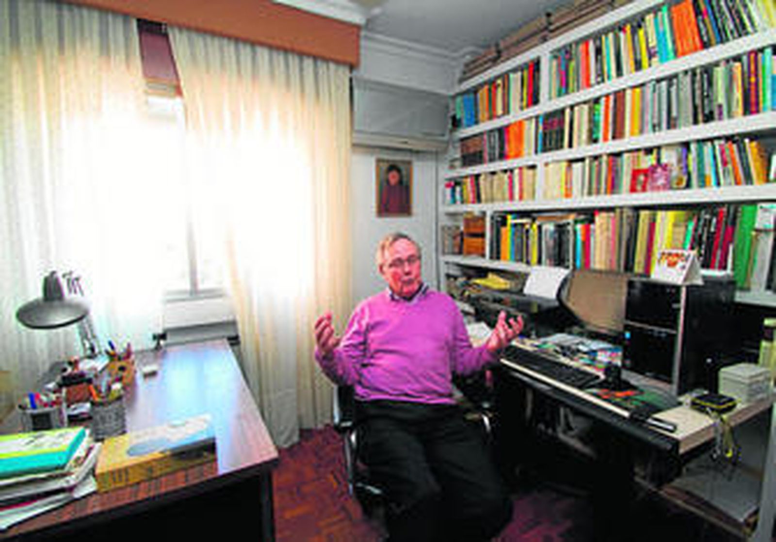 Genaro Chic García, en su domicilio, durante un momento de la entrevista.