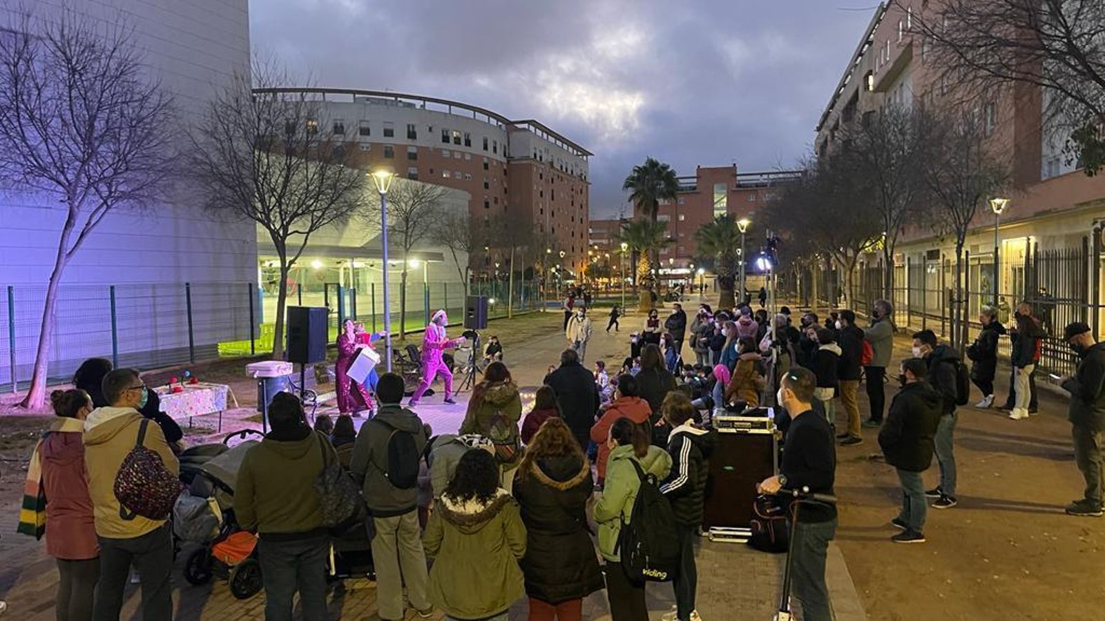 El espectáculo callejero navideño Papá Noel vs los Reyes Magos es uno de los planes en familia en Sevilla.