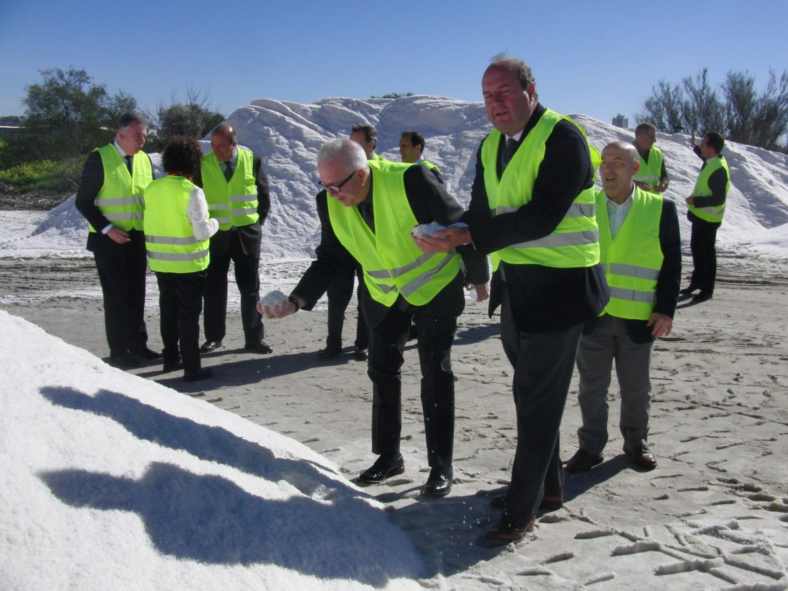 El consejero José Sánchez Maldonado en su visita a Salinas del Odiel, ayer.