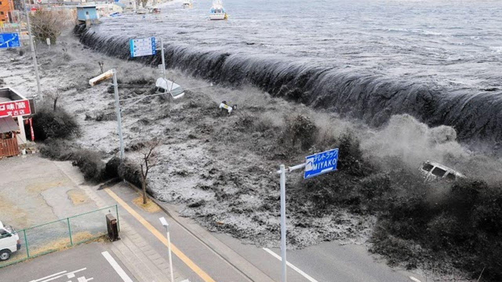 Captura de un vídeo con la entrada del tsunami en la costa japonesa en marzo de 2011.