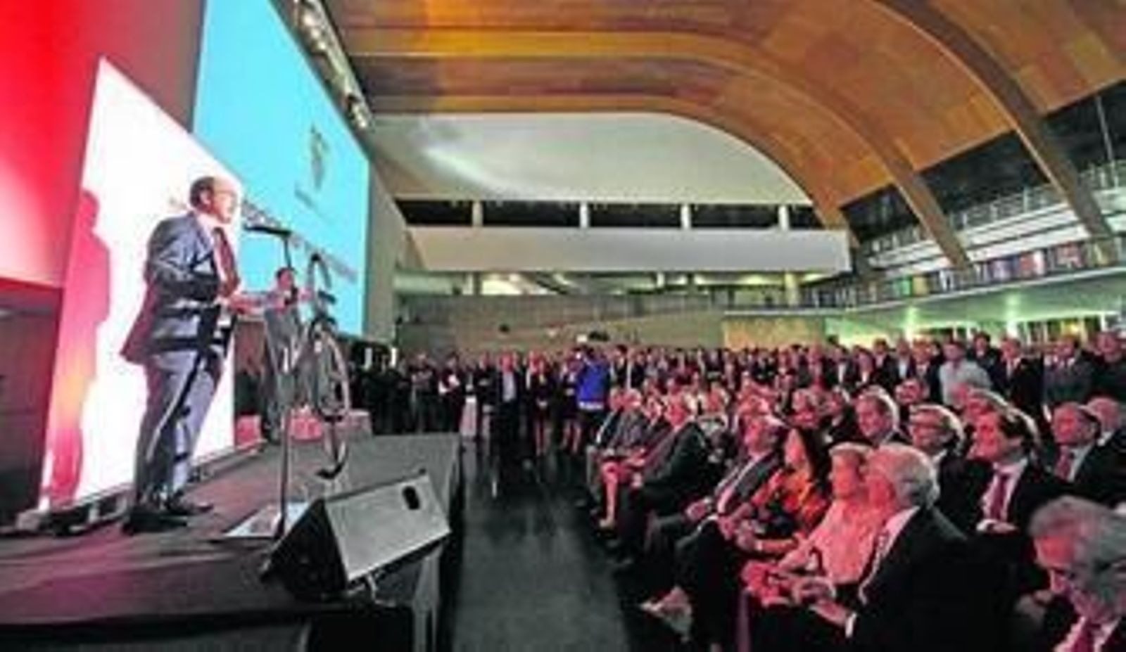 José Castro se dirige a los socios más antiguos del Sevilla en el Pabellón de la Navegación.