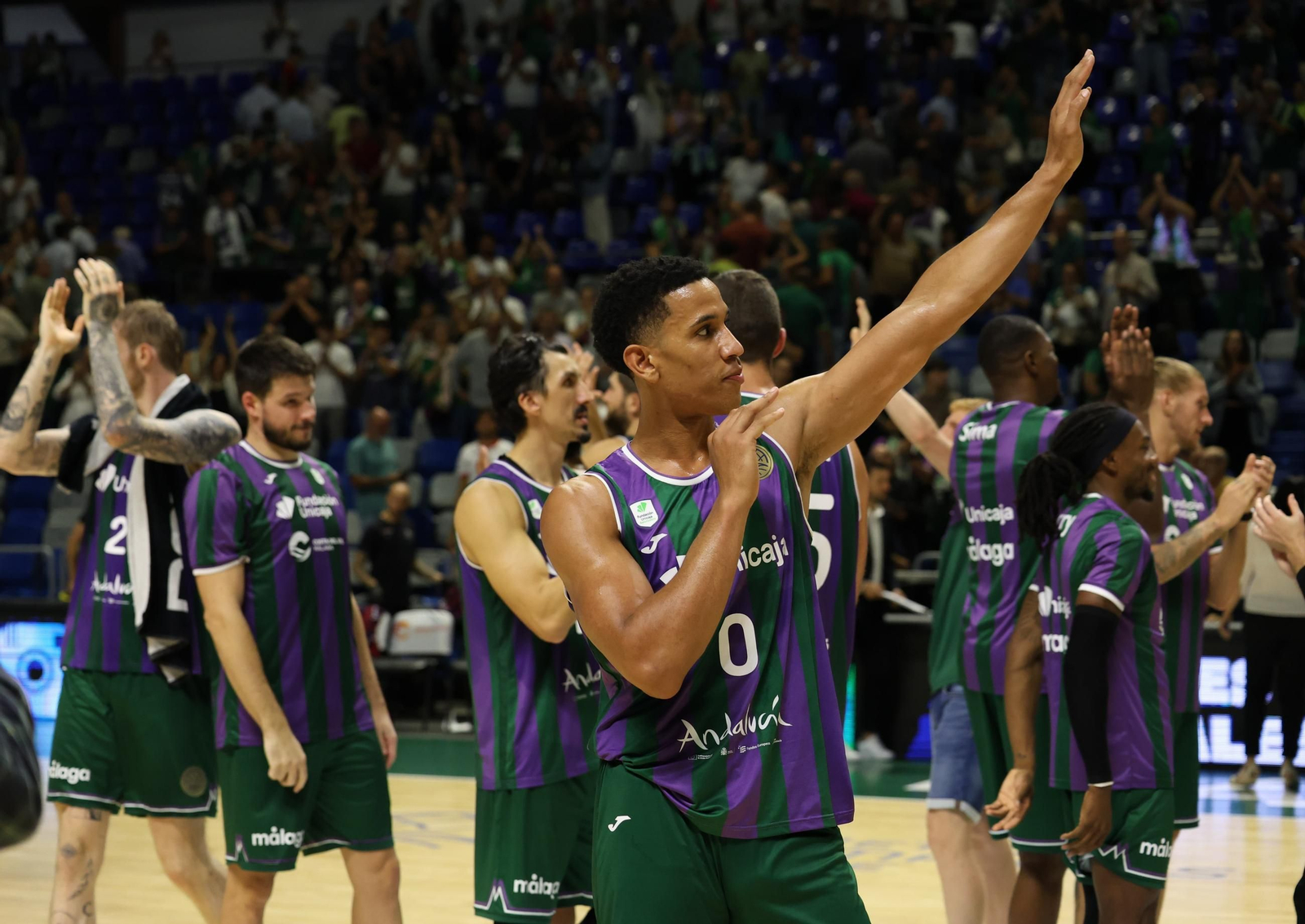 Tyson Pérez saluda.