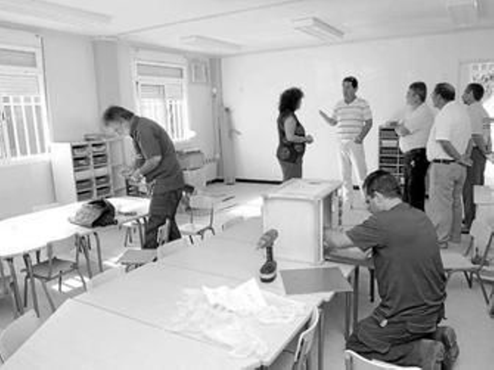 La alcaldesa, Ángeles Ariza, visita las obras en un colegio barreño.