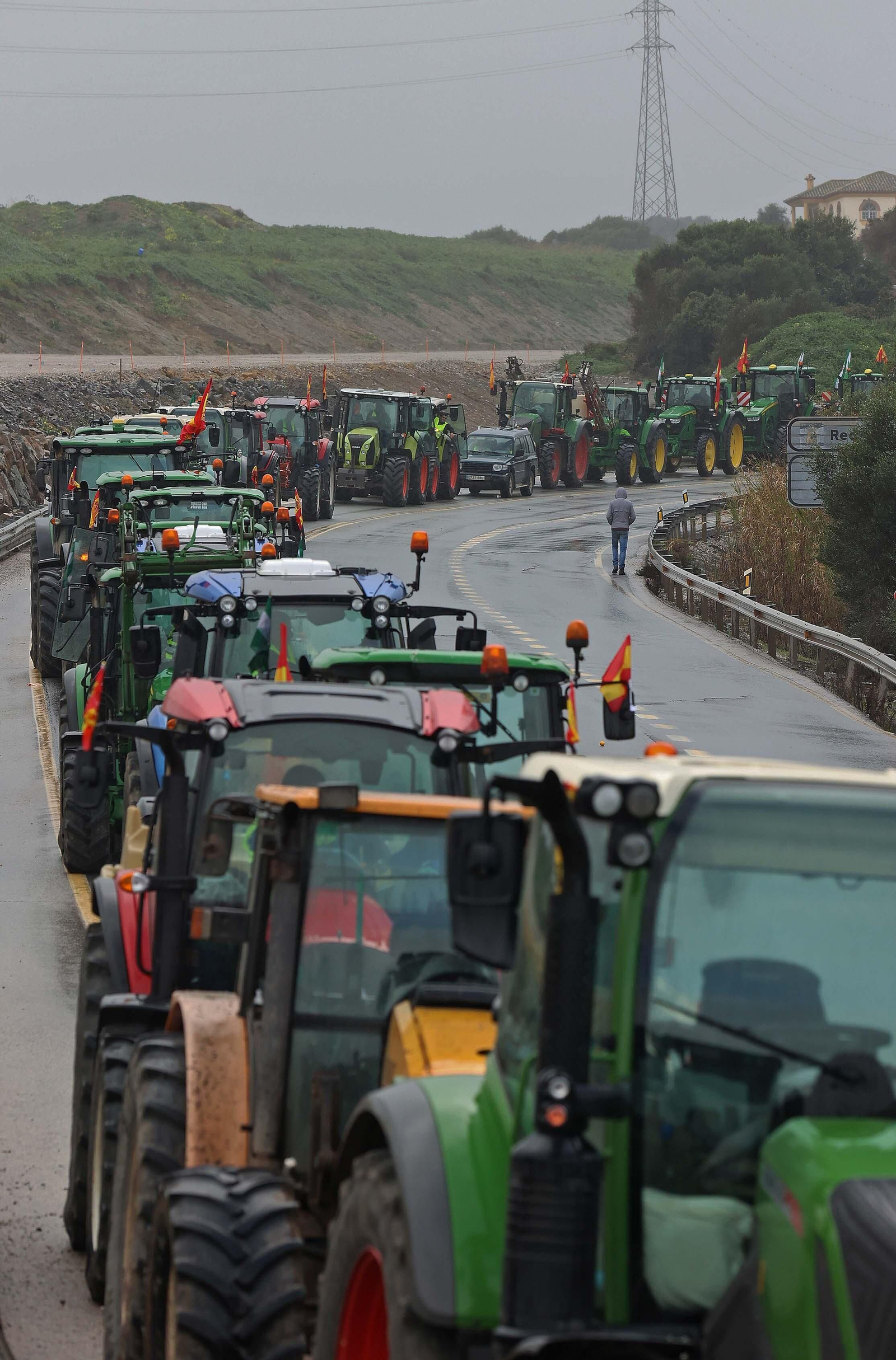 El corte del acceso sur de Algeciras por los tractoristas de Cádiz, en imágenes