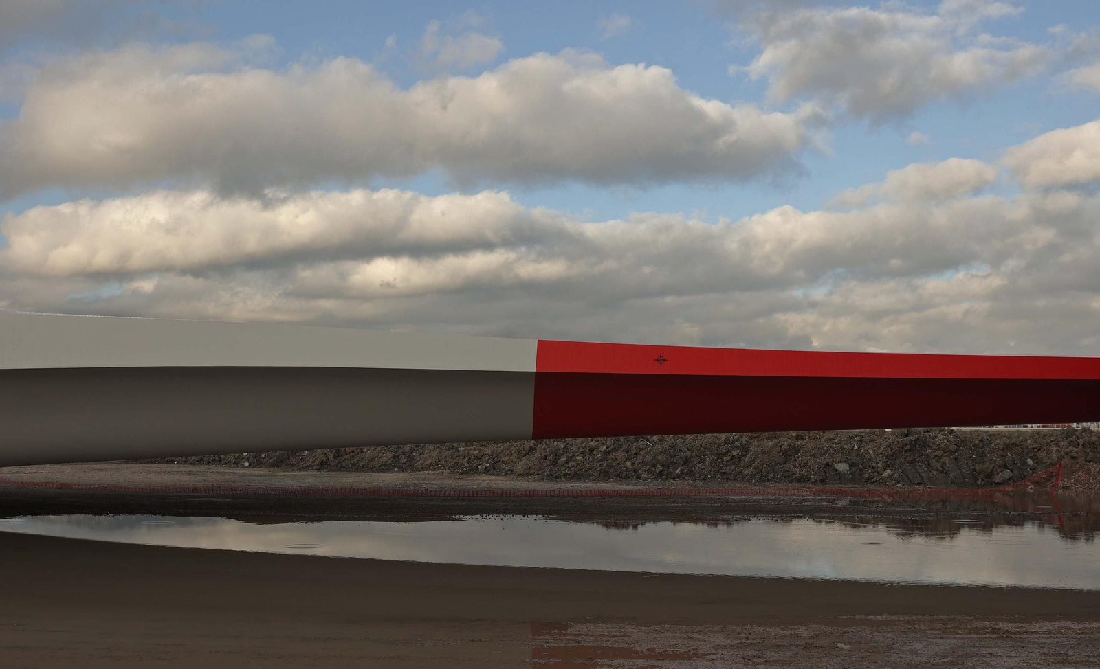 Los aerogeneradores descargados en el muelle de Isla Verde Exterior del Puerto de Algeciras, en imágenes