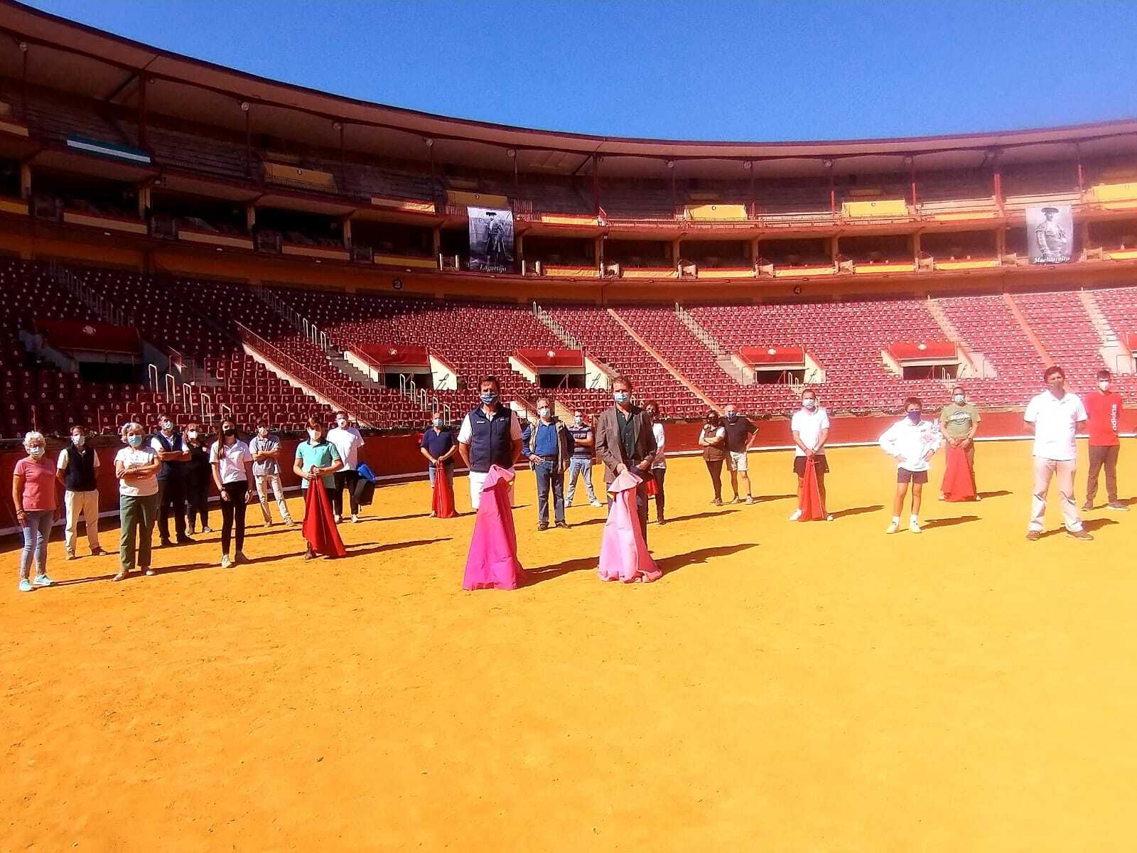 Aficionados taurinos, durante una jornada en el Coso de Los Califas.