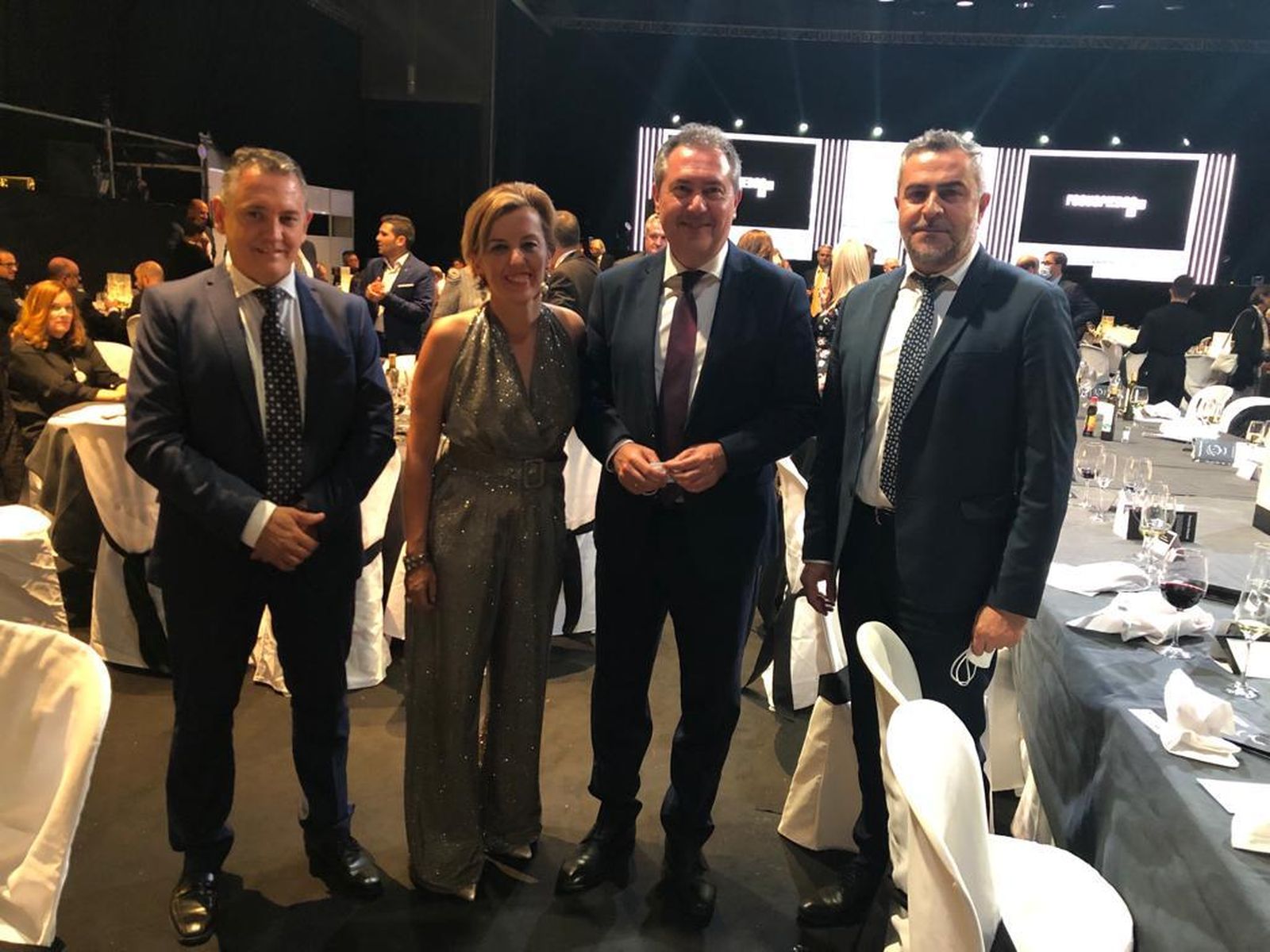 Espadas en alto y envainadas