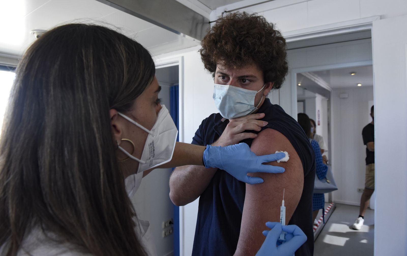 La vacunación contra el Covid a alumnos Erasmus de la Loyola, en imágenes