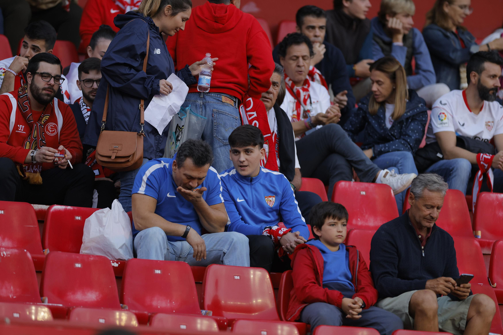 Búscate en las fotos del Sevilla-Betis
