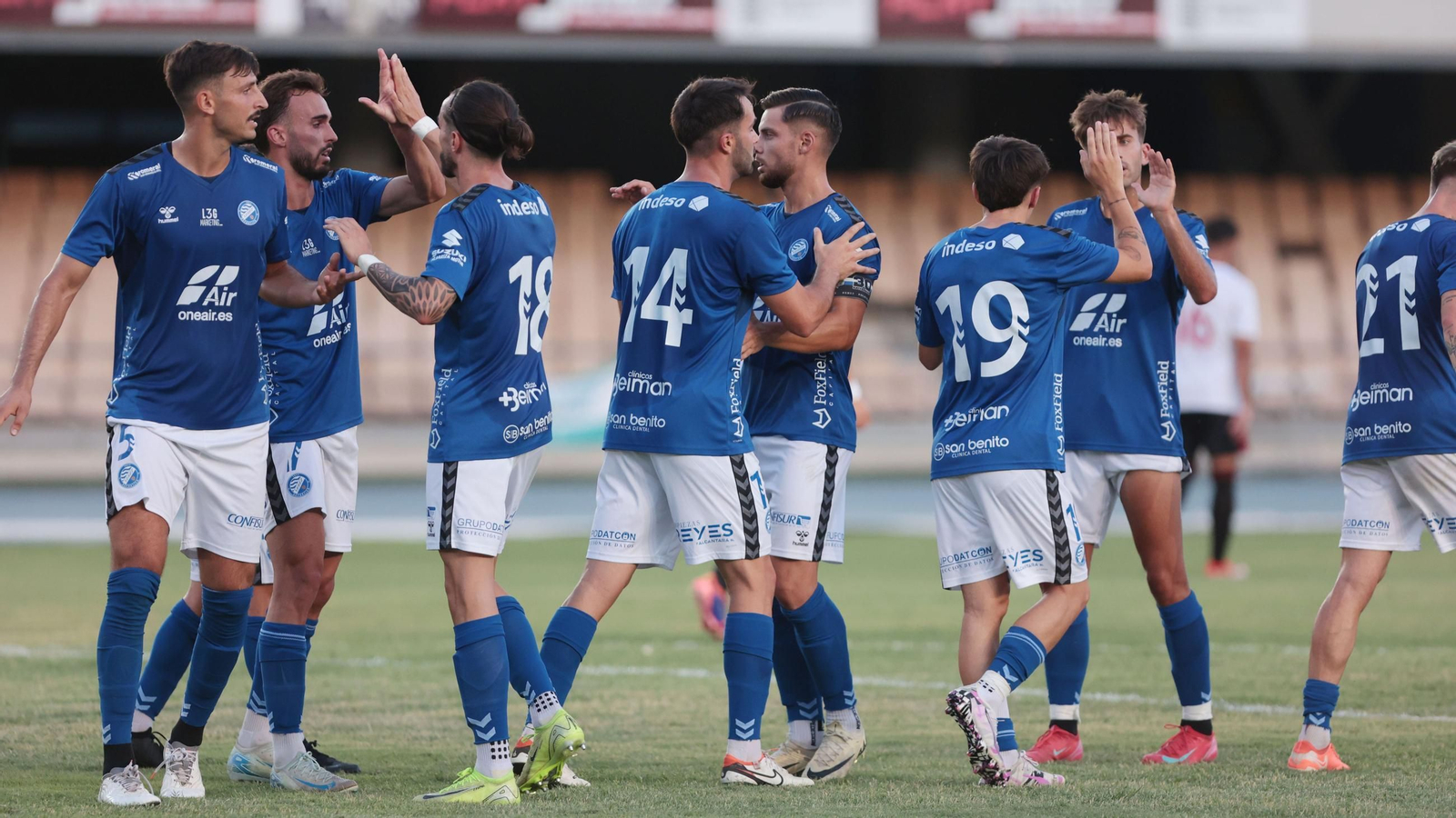 Los azulinos celebran uno de sus goles en Chapín esta pretemporada.
