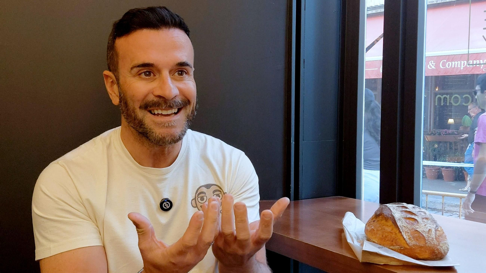 El panadero sevillano Domi Vélez celebra el Día Mundial del Pan mirando al origen